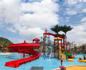 China OEM Aqua Park Playground Water Slide Fiberglass Big Water Bounce House wholesale