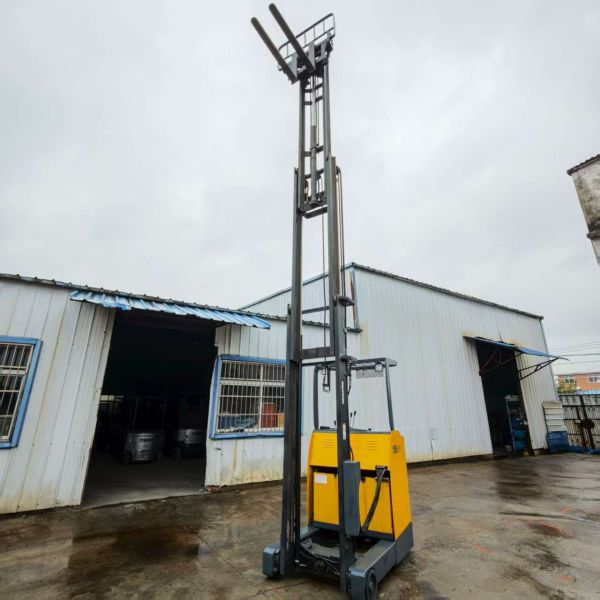 1.5T Load Unmanned Forklift Agv Robot Pallet 3D Obstacle Avoidance Two-Way Driving Stably Runs Telescopic Arm Komatsu Forklift