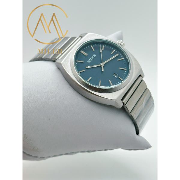 Sleek Black Silicone Strap Digital Sport Watch For Men And Women With Quartz Movement