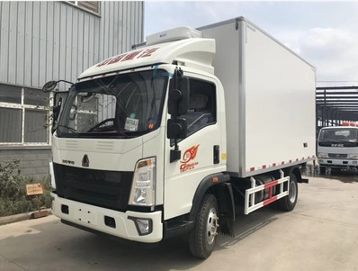 HOWO 4x2 Refrigerated Van Truck / Seafood 5 Ton Loading Truck