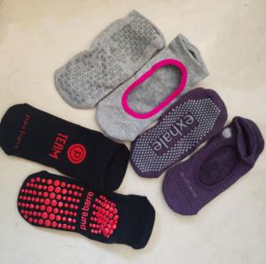China Fashionable Yoga Grip Socks / Pilates Reformer Socks Snagging Resistance For Girls on sale