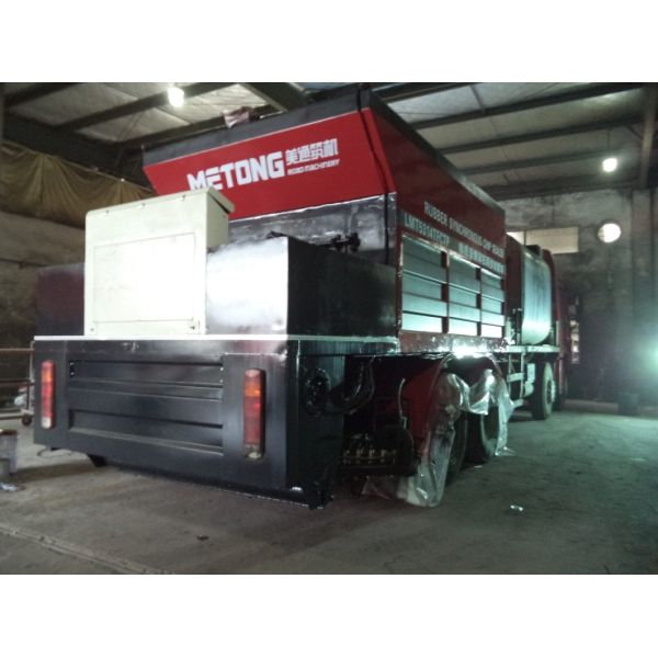 Sinotruk Road Maintenance Equipment 8m3 Rubber Asphalt Synchronous Chip Sealer