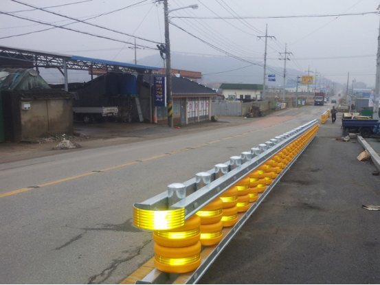 Roadway Traffic Safe Rolling Type Safety EVA Roller Barrier For Highway Guardrail
