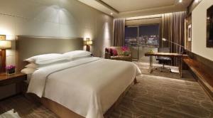 China 5 Star Luxury Hotel Bedroom Furniture King Size Headboard / Solid Walnut wholesale