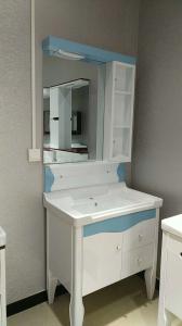 China High Grade Blue And White PVC Bathroom Cabinet Mirrored Bathroom Vanity wholesale