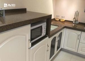 China Brown Quartz Stone Countertops / Kitchen Worktops Flat Edge 2+2cm Laminated wholesale