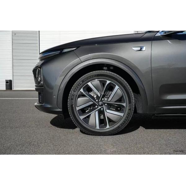 Light Interior Color and Automatic Air Conditioner within LiXiang L7