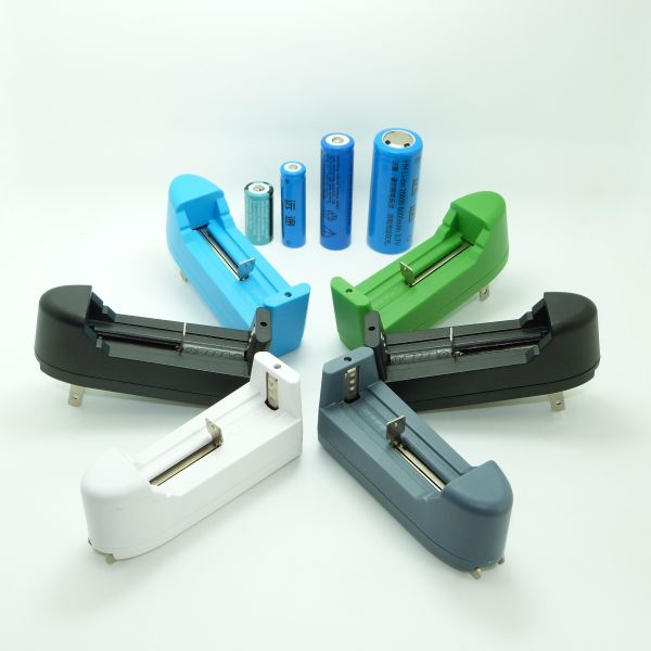 Flashlight Rechargeable Lithium Batteries And Charger 4.2V300mA Output Voltage