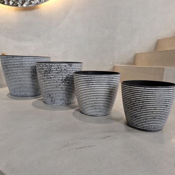 Outdoor Tree Plastic Flower Pots with Drainage Holes