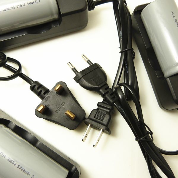 UK Intelligent Lifep04 Battery Charger , 26650 18650 32650 Battery Charger Black