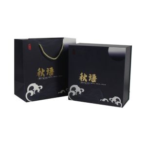 China Gold Hot Stamping Gift Bag With Handles FSC ISO Certificated wholesale