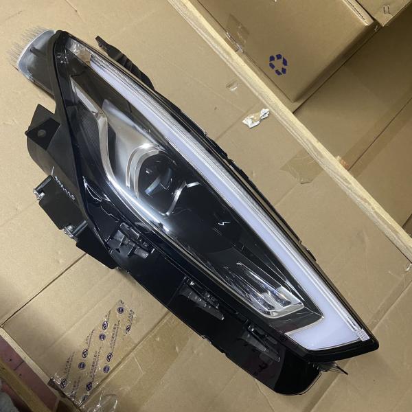 MG ZS 2019 White Left and Right Headlight OE 10550754 for Car Fitment MG SAIC Plastic