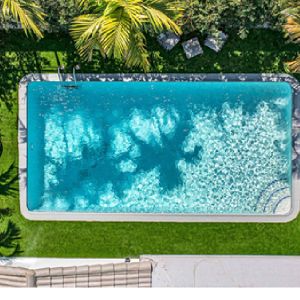 China Comfortable UV Resistant Garden Artificial Grass Turf 12-20 Stitches Dtex 7000-15000D PP Woven Bag on sale