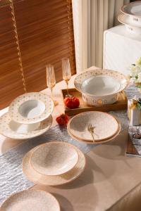 China Bone China Dinnerware Set Luxury Ceramic Dining Dishes Plates Bowls Cups Sets wholesale