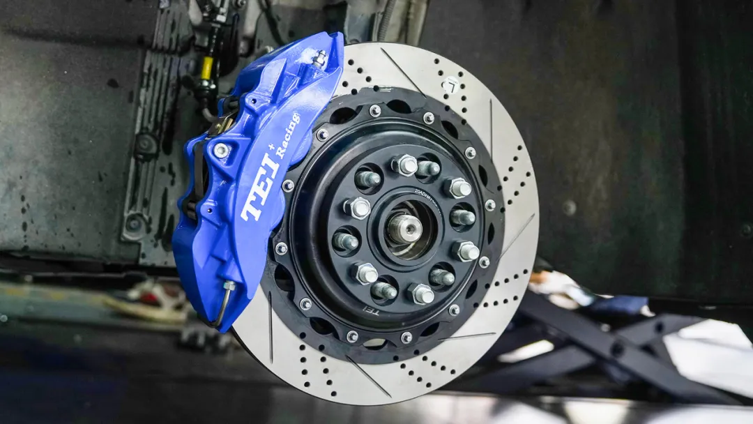 Front Big Brake Kit 4 Piston Caliper With 355x28mm Rotor BBK Auto Brake System For Cadillac XT5 18 Inch Car Rim