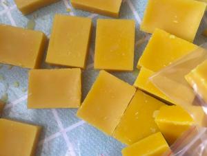 China 1.441 To 1.443 Refraction Index 1 OZ Beeswax Bars 100% Pure Beeswax wholesale