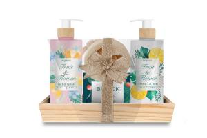 China Wooden Tray 4pcs Ladies Bath Gift Sets With Hand Wash, Hand Lotion on sale