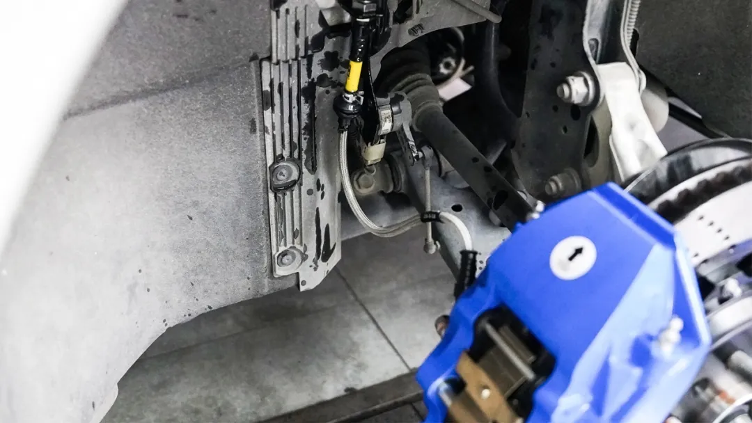 Front Big Brake Kit 4 Piston Caliper With 355x28mm Rotor BBK Auto Brake System For Cadillac XT5 18 Inch Car Rim