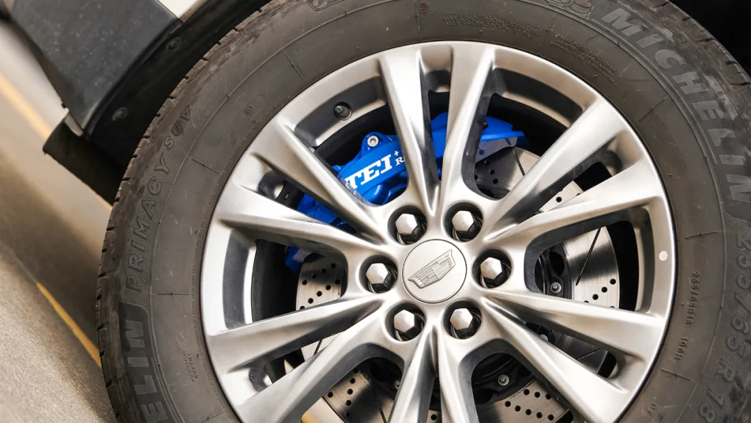 Front Big Brake Kit 4 Piston Caliper With 355x28mm Rotor BBK Auto Brake System For Cadillac XT5 18 Inch Car Rim