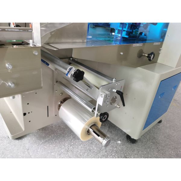 Factory Price Heat Sealer Package Automatic Pack Flowing Wrapping Machine Spoon Packaging Machine