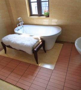 China non-slip bathroom floor DIY tiles outdoor floor tiles wooden decking tiles (RMD-D6) wholesale
