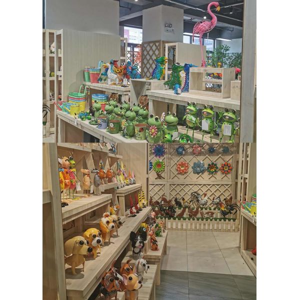 Unique Solar Garden Ornament Lifelike Solar Powered Yard Decor IP44