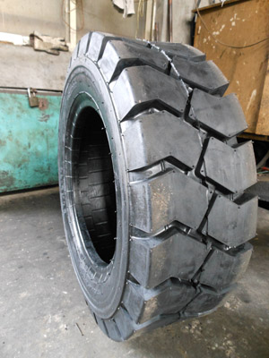 Tread Pattern Solid Industrial Tyres Forklift Tire Replacement 700-12