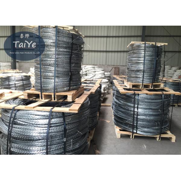 Electro Galvanized Razor Style BTO11 Barbed Wire With Sharp Blade