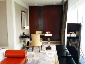 China OEM Luxury Royal Hotel Room Furniture Set For Apartment Modern wholesale