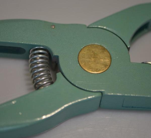 Quality Livestock Pig Ear Tags Automatic Spring Back Customized Material Simple Operation for sale