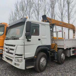 China Used Crane Truck Howo 371 375 8x4 Secondhand Sinotruk 12T wholesale