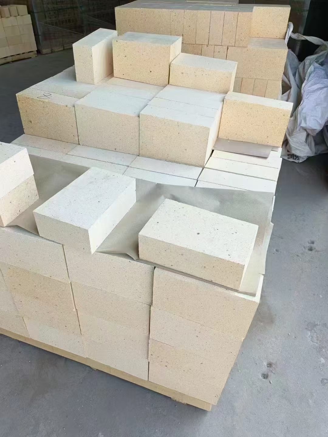 China High Temperature Refractory Bricks Clay / High Alumina Lining Bricks on sale