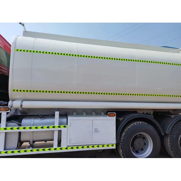 Sinotruk HOWO 380HP Watering Truck