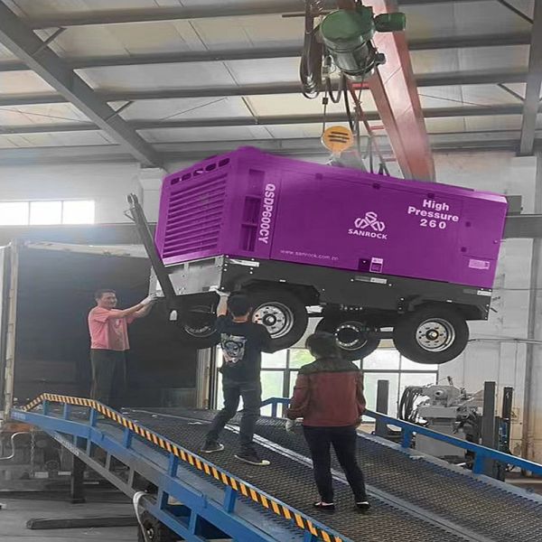 Low Noise Screw Air Compressor With Wheel Engine Driven Industrial Screw Air Compressor