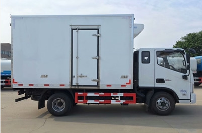 HOWO 4x2 Refrigerated Van Truck / Seafood 5 Ton Loading Truck