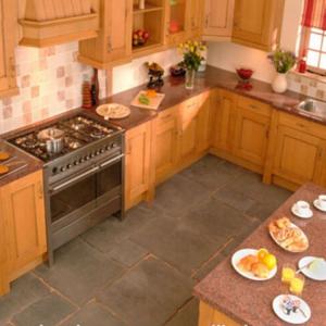 China Polished Surface Natural Stone Countertops Granite Kitchen Countertops on sale