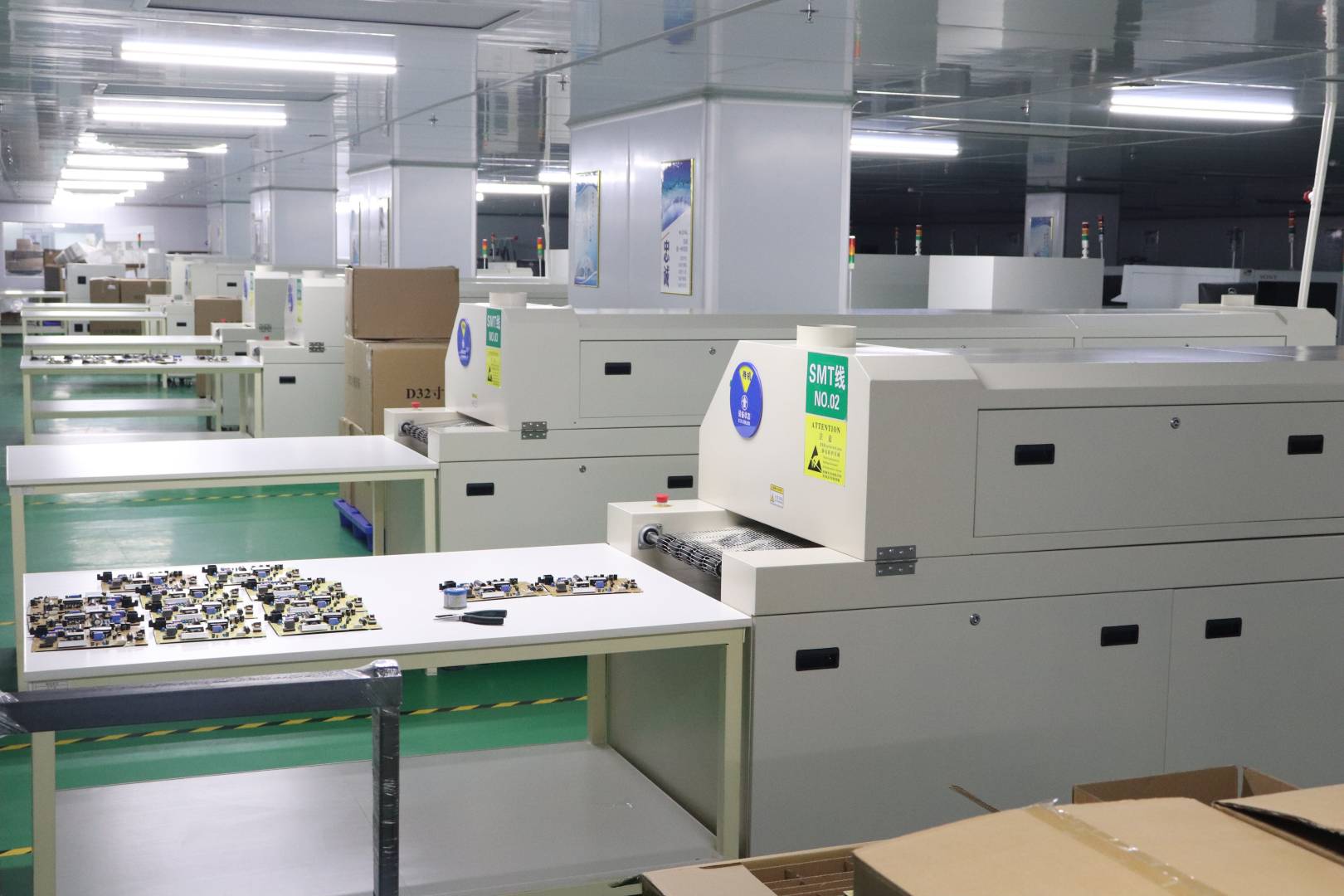 Customizable Interactive Touch Table with 4K Max Resolution for Indoor HD Use