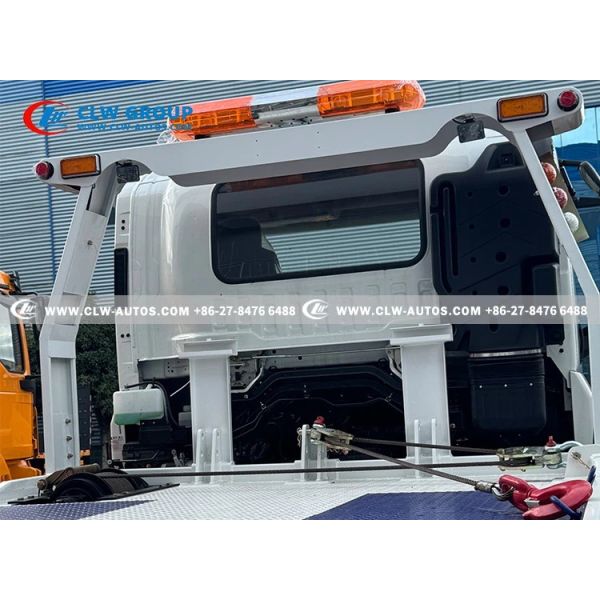 Isuzu GIGA 4x2 Recovery Tow Truck Maneuverability in Narrow Streets and Challenging Terrain for Roadside Assistance