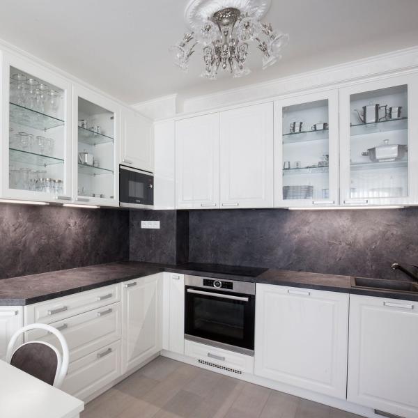 European Style Raised Panel Solid Wood Shaker Cabinets White Flat Pack