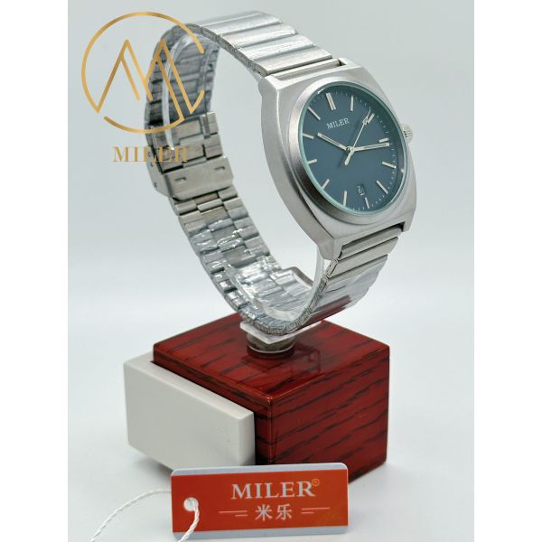 Sleek Black Silicone Strap Digital Sport Watch For Men And Women With Quartz Movement