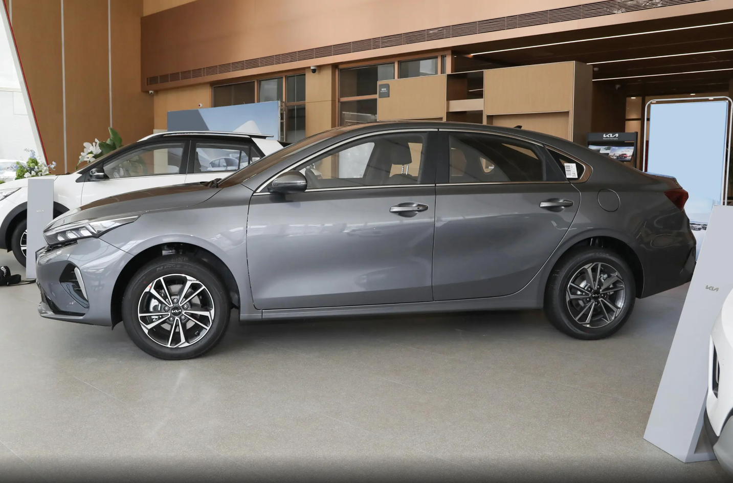 Left Steering Lithium Battery KIA K3 2024 Electric Car Energy Vehicle Sedan for Adults