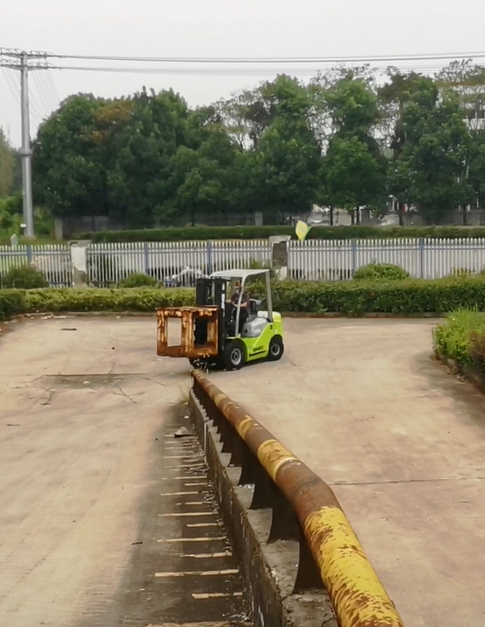 1.6 Ton 2 Ton Reach Truck Electric SNSC Forklift With Pneumatic Standard Tire