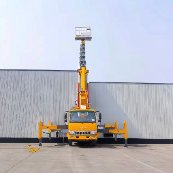 Isuzu 85KW Aerial Working Truck Bucket Trucks 200kg Load 5-Speed Manual Hexagonal Jib Strobe Light