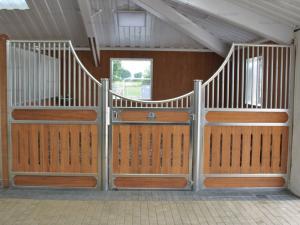 China Customized Metal Bracket European Horse Stalls With Required Wood wholesale