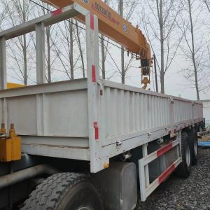 Used Crane Truck Howo 371 375 8x4 Secondhand Sinotruk 12T