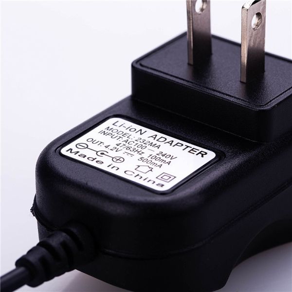 High Reliability 3.7 Volt 18650 Lithium Battery ,18650 Flashlight Charger AC100-240V