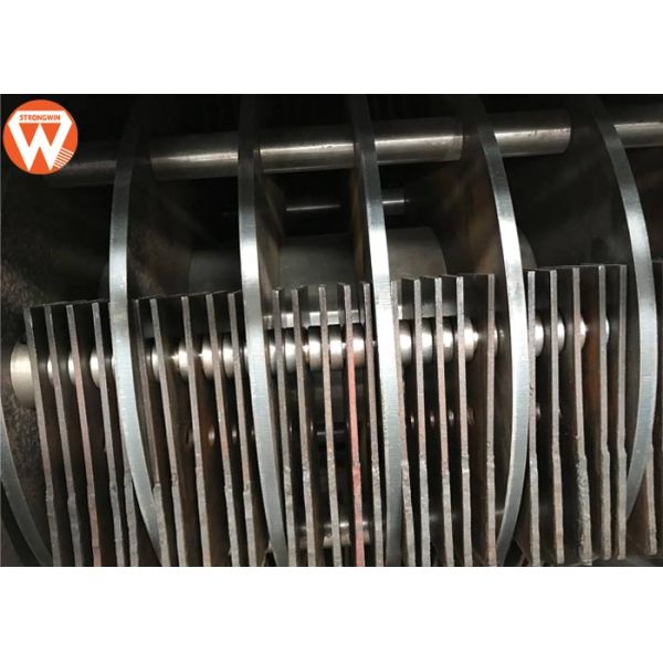 Tear Circle Poultry Animal Feed Crusher With Hammer Screen Distance 0.8-1mm Patent