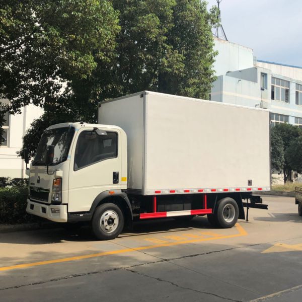 10 Tons Deep Freezer Truck FRP 160hp Howo Refrigerated Van Truck
